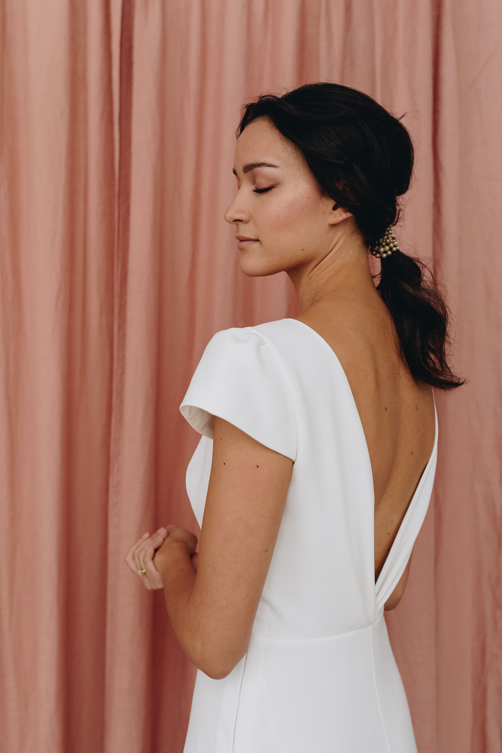 La robe Ariane, c'est l'équilibre parfait entre son décolleté cache-coeur à l'avant et les splendides drapés du décolleté dans le dos.